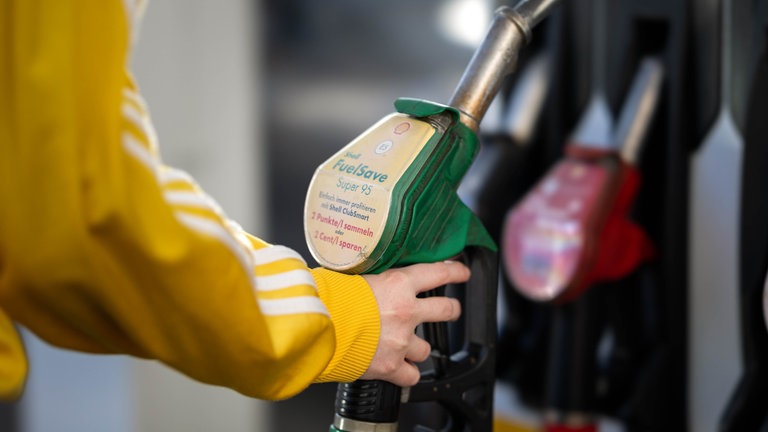 Eine Frau hält eine Zapfpistole