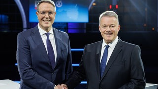 Alexander Schweitzer (l, SPD), Ministerpräsident und SPD-Spitzenkandidat in Rheinland-Pfalz, und Gordon Schnieder, CDU-Spitzenkandidat in Rheinland-Pfalz, geben sich die Hände vor Beginn der SWR-Sendung „Rheinland-Pfalz wählt - das Duell“.
