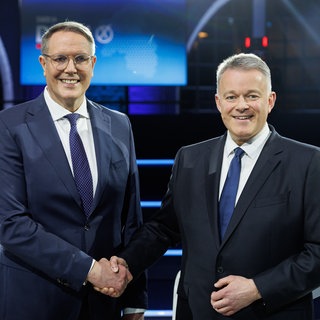 Alexander Schweitzer (l, SPD), Ministerpräsident und SPD-Spitzenkandidat in Rheinland-Pfalz, und Gordon Schnieder, CDU-Spitzenkandidat in Rheinland-Pfalz, geben sich die Hände vor Beginn der SWR-Sendung „Rheinland-Pfalz wählt - das Duell“.