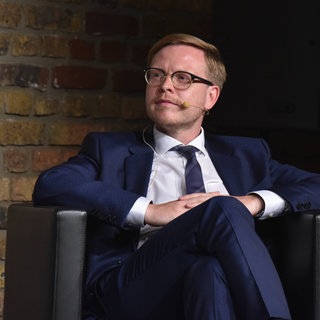 Philosoph Markus Gabriel sitzt im Sessel