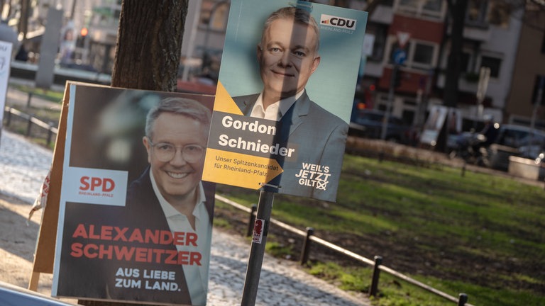 Wahlplakate im Stadtbild der Landeshauptstadt Mainz zur Landtagswahl 2026 in Rheinland-Pfalz