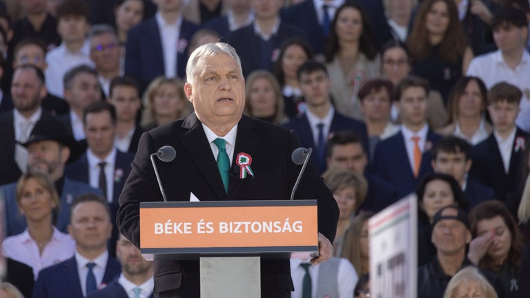 Der ungarische Ministerpräsident Viktor Orban spricht während einer Massenkundgebung vor dem Parlamentsgebäude in Budapest.