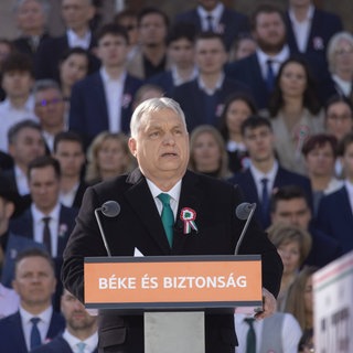 Der ungarische Ministerpräsident Viktor Orban spricht während einer Massenkundgebung vor dem Parlamentsgebäude in Budapest.