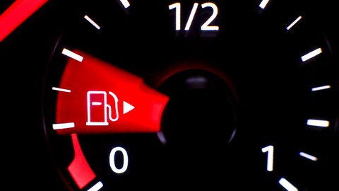 Die Nadel einer Tankanzeige in einem VW Passat zeigt wenig Kraftstoff an.