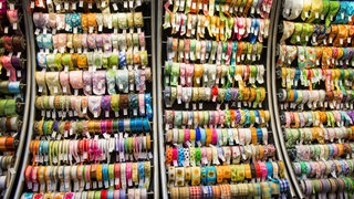 Bunte Dekorations- und Verpackungsbaender. Symbolfoto.