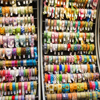 Bunte Dekorations- und Verpackungsbaender. Symbolfoto.