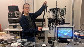 Dorcas Müller restauriert alte Magnet- und Videobänder.
