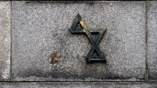 Beschädigter Judenstern (Davidstern) an einem Grabmal auf dem Gelaende vom Jüdischen Friedhof in Berlin Weissensee.