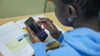 In einem Integrationskurs in der Hartnack-Schule werden Aufgaben über WhatsApp an die Schüler verschickt. 