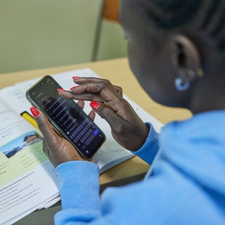In einem Integrationskurs in der Hartnack-Schule werden Aufgaben über WhatsApp an die Schüler verschickt. 