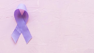 Lila Schleife als Symbol der Aufmerksamkeit Bauchspeicheldrüsenkrebs, Alzheimer, Epilepsie, Lupus, Weltkrebstag
