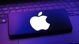 Apple-Logo auf einem Smartphone