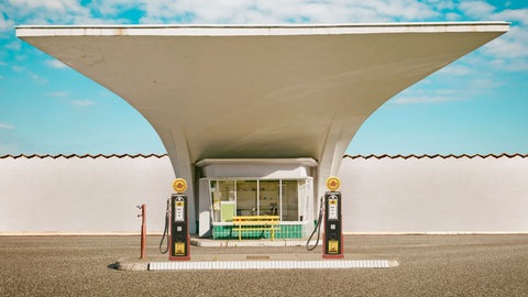 eine Tankstelle im Stil der 1950er Jahre