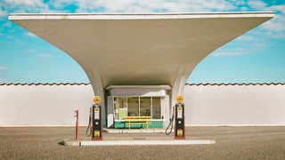 eine Tankstelle im Stil der 1950er Jahre