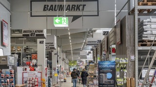 Seitengang in einem Baumarkt. Symbolfoto.