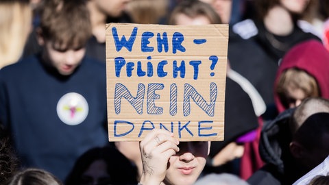 Wehrpflicht? Nein Danke! steht bei einer Demonstration zum bundesweiten Schulstreik gegen die Wehrpflicht