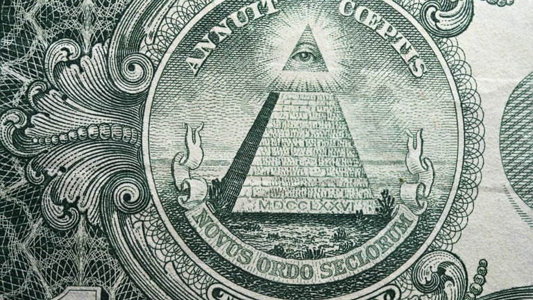 Detailaufnahme des sichtbaren, angehobenen Schlusssteins, des allsehenden Auges auf der Pyramide als Konzept von Verschwörungstheorien der Illuminaten