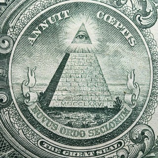 Detailaufnahme des sichtbaren, angehobenen Schlusssteins, des allsehenden Auges auf der Pyramide als Konzept von Verschwörungstheorien der Illuminaten