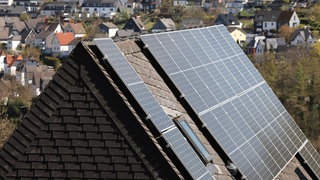 Solarkollektoren auf dem Dach eine Hauses in Siegen.