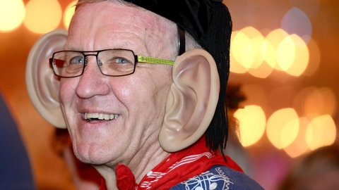 Ex-Ministerpräsident Winfried Kretschmann in der Fastnacht mit angeklebte Riesen-Plastikohren