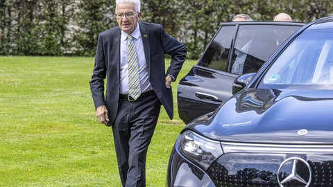 Winfried Kretschmann 2024 in Stuttgart vor seiner Dienstlimousine.