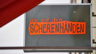Ladenschild eines Münchner Friseursalons. Symbolfoto.