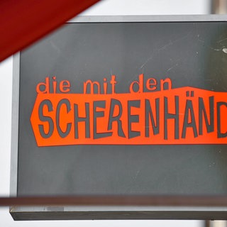 Ladenschild eines Münchner Friseursalons. Symbolfoto.