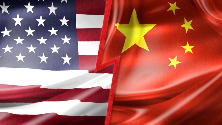 Flaggen von United States und China, getrennt durch eine rote gezackte Linie, die politische Spannung zeigt