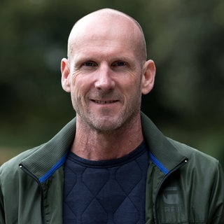 Der herztransplantierte Extremsportler Elmar Sprink aufgenommen bei einer Infoveranstaltung zum Thema Herzgesundheit. Drei Mal Herzstillstand. Ein halbes Jahr an Maschinen. Herztransplantation. Sechs Jahre später absolviert Elmar Sprink einen Ironman nach