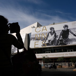 Eine Person macht ein Foto vor dem Palais des Festivals während der Vorbereitungen für das 79. internationale Filmfestival in Cannes.