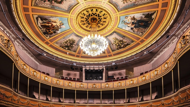 Prunkvoller Saal eines Stadttheaters im italienischen Stil