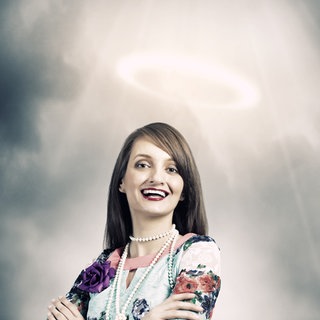 Hübsche Frau mit Heiligenschein, Modelvertrag vorhanden, Symbolfoto.