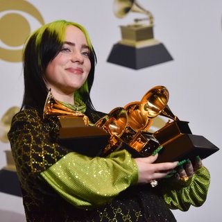 Billie Eilish präsentiert backstage ihre Auszeichnungen. Sie trägt weite Kleidung (Oversized-LookBaggy-Style), um sich vor der Objektivierung und Kritik an ihrem Körper zu schützen. Archivfoto.