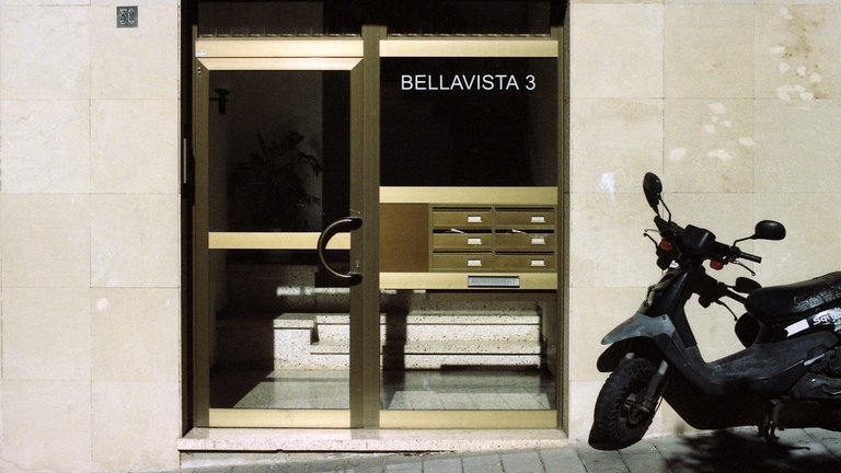 Hauseingang mit Vespa