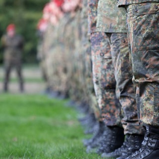 Soldat*innen der Bundeswehr stehen in Reih und Glied