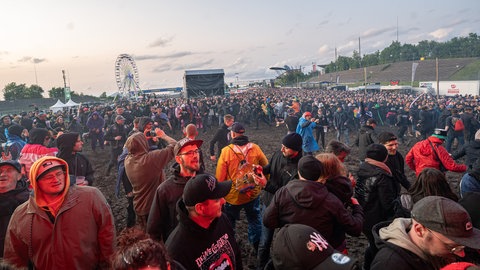 Menschen auf dem Festivalgelände von Rock am Ring 2025.