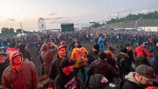 Menschen auf dem Festivalgelände von Rock am Ring 2025.