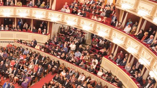 Zuschauer auf den Stehplätzen der Wiener Staatsoper. Archivfoto.