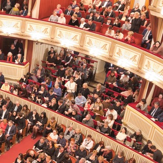 Zuschauer auf den Stehplätzen der Wiener Staatsoper. Archivfoto.