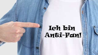 Mann mit bedrucktem T‑Shirt und Hemd. Symbolfoto.