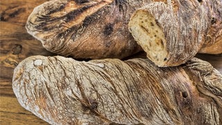 Wurzelbrot auf einem Holztisch