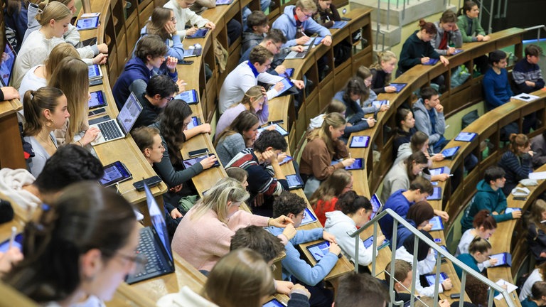 Studenten der Humanmedizin sitzen in einer Vorlesung 