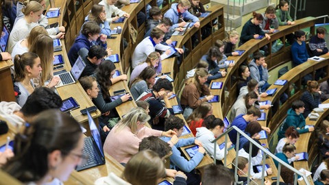 Studenten der Humanmedizin sitzen in einer Vorlesung 