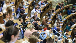 Studenten der Humanmedizin sitzen in einer Vorlesung 