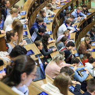 Studenten der Humanmedizin sitzen in einer Vorlesung 