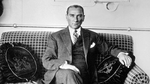 Schwarz-weiß-Foto Atatürk sitzt auf Sofa