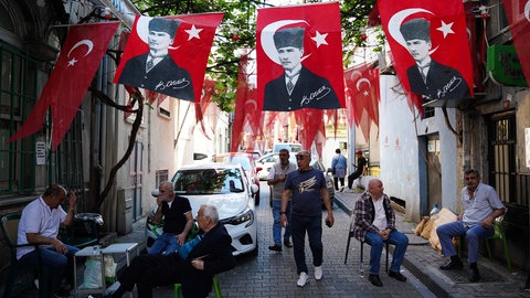 Straßenzug in Istanbul mit Fähnchen, auf denen Atatürk abgebildet ist