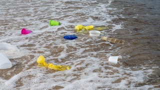 Plastikmüll am Strand im Wasser