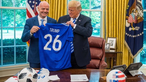 Präsident Donald Trump hält ein WM-Trikot in die Höhe, das ihm FIFA-Präsident Gianni Infantino im Oval Office des Weißen Hauses in Washington, D.C. überreicht hat.