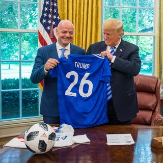 Präsident Donald Trump hält ein WM-Trikot in die Höhe, das ihm FIFA-Präsident Gianni Infantino im Oval Office des Weißen Hauses in Washington, D.C. überreicht hat.